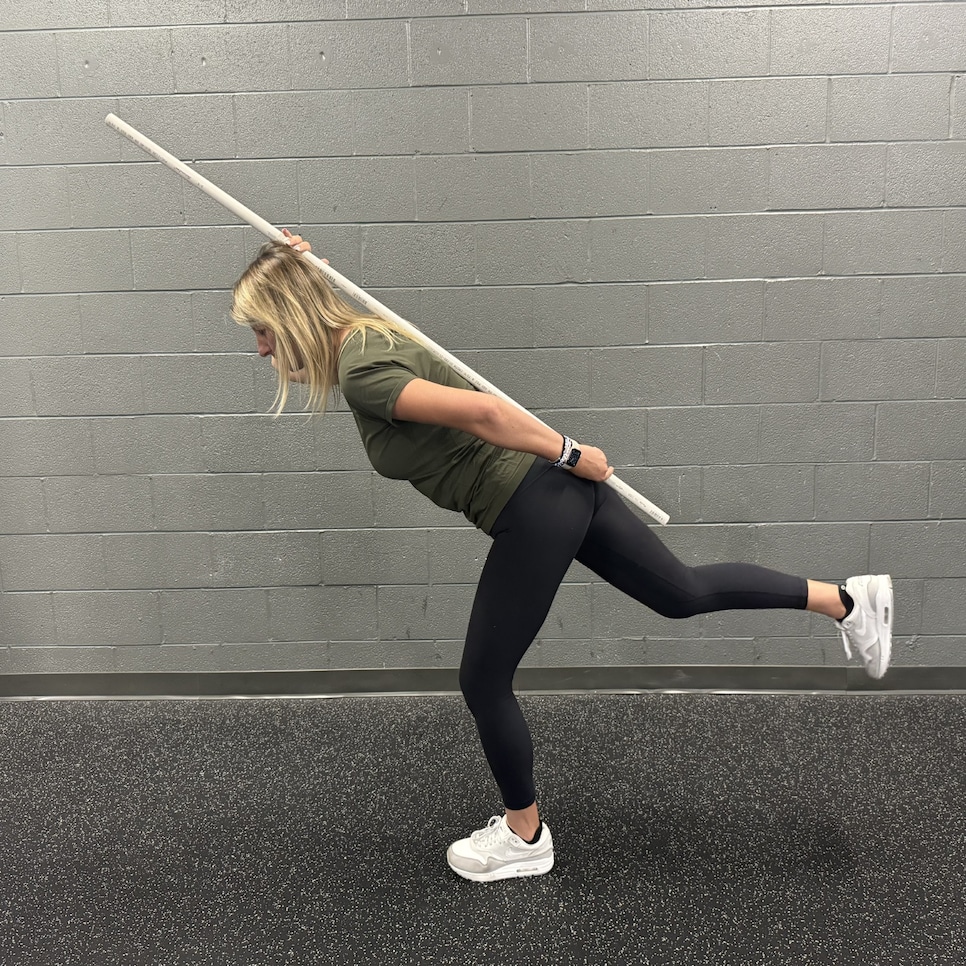 /content/dam/images/golfdigest/fullset/fitness-2024/Becker single-leg golf posture hinges 2.jpg